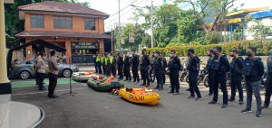 Polres Metro Jakarta Barat Menggelar Latihan Untuk Antisipasi Bencana Banjir