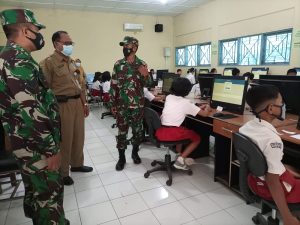 Sambangi Sekolah, Anggota Koramil 07/Tirtomoyo Pastikan Pelaksanaan PTM Terapkan Protkes