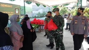 Pembagian Paket Sembako Kepada Warga Kurang Mampu di Lokasi KBD Tahap VII Kelurahan Banjarsari