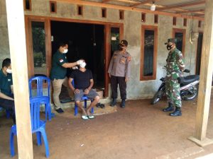 Babinsa Dan Bhabinkamtibmas Gondang Dampingi Tim Medis Tracing Keluarga Pasien Covid-19