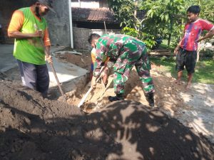 Kebersamaan Babinsa Desa Sigit Karya Bakti Bantu Warga Bangun Rumah