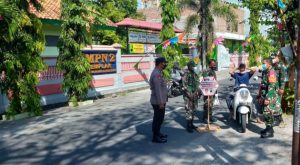 Petugas Hadang Warga Donohudan Yang Tak Bermasker