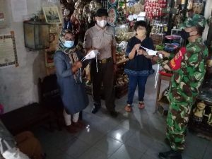 Cegah penyebaran Covid-19, Babinsa Keprabon Cek Penerapan PPKM Level 2 di Pasar Triwindu Solo