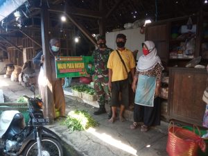 Pantau Kondisi Wilayah, Babinsa Himbau Warga Tetap Terapkan Protkes