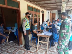 Dukung Percepatan Vaksinasi, Babinsa Dan Babinkamtibmas Dampingi Petugas Kesehatan Gelar Vaksinasi Ke Dusun-Dusun