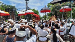 Desperately struggling in the midst of the economic difficulties of the people in the Kuta Bali Traditional Village