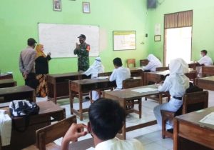 Demi Kelancaran Pembelajaran Tatap Muka Ini Yang Dilaukan Anggota Koramil Dan Polsek Manyaran