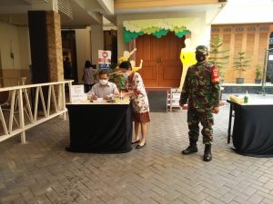 Babinsa Jayengan Amankan dan Sosialisasikan Prokes di Ibadah Minggu Pagi