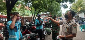 Babinsa Bersama Satpam Bagikan Masker Serta Himbuan Prokes di Pasar Klitikan