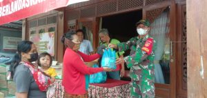 Peduli Warga Terdampak Covid-19, Babinsa Koramil 05/Pasarkliwon Bagikan Sembako Gratis Kepada Warga