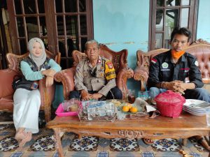 Polsek Tambelang Lakukan Pengamanan Penyaluran Bantuan PKH di Desa Sukabakti