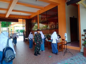 Serda Tito Cek Prokes di PTM SMKN 3 Surakarta