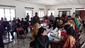 Sinergi Babinsa Dan Bhabinkamtibmas Gebang Dampingi Pelaksanaan Vaksinasi Covid-19