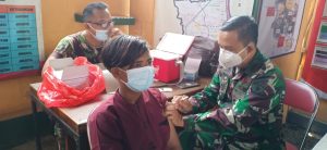 Percepatan Pemulihan Kesehatan, Koramil 06/Cakung Bersama Lurah Cakbar Tuntaskan Vaksin Warga