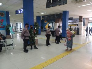 Babinsa Kelurahan Gilingan Awasi Prokes Dan Pengecekan PPKM di Terminal Tirtonadi