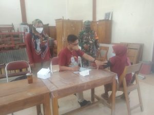 Babinsa Hargorejo Dampingi Petugas Medis Laksanakan Vaksinasi Kepada Warga Binaan