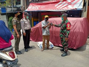 Babinsa Koramil 02/TB Bagikan Masker Dalam Kegiatan Sosialisasi PPKM di Wilayah Binaan
