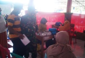 Babinsa Koramil Purwantoro Pantau Kegiatan Vaksinasi Yang Di Hadiri Ribuan Warga
