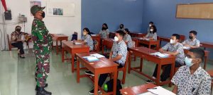 Sejak Penerapan PPKM Level 2 Babinsa Pantau Pelaksanaan PTM di SMP Warga