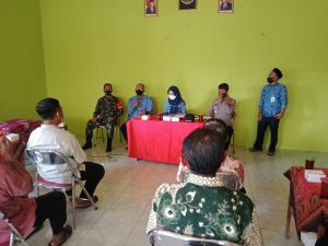 Pelaksanaan Hajatan Ditengah Pandemi, Serka Joenta Beserta Jajaran Forkopincam Gelar Pertemuan Bersama Warga