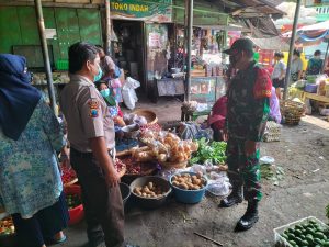 Meski Hari Libur, Babinsa Tetap Aktif Berikan Himbuan Prokes Dan Sosialisasikan PPKM Level 2 Di Pasar Harjodaksino