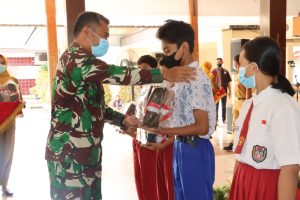 Mayor Inf Nurul Muthahar Hadiri Penyerahan Seragam Sekolah Gratis Bagi Peserta Didik Baru Jenjang SD dan SMP Sederajat