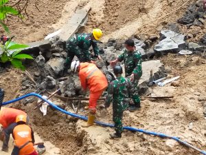 Sigap, Danramil Karanganyar Pimpin Anggotanya Cari Korban Longsor
