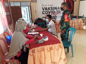 Babinsa Koramil 10 Sambi Dampingi Vaksinasi Dosis 1 dan 2