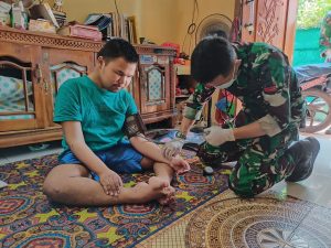 Koramil 04/Pulogadung Bersama Nakes Giat Vaksin Dari Rumah ke Rumah Sisir Warga Vaksin