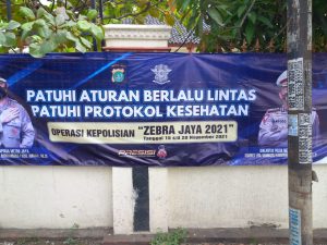 Polsek Tambelang Laksanakan Pemasangaan Spanduk Operasi Kepolisian Zebra Jaya 2021