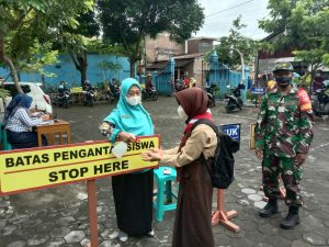 Babinsa Kel Serengan Melaksanakan Pemantauan PTM DI SMPN 22 Makam Bergolo Serengan