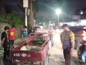 Polsek Kalideres Sigap Bantu Warga Yang Mengalami Konsleting Listrik Kendaraan Bermotor