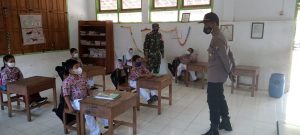 Babinsa Dan Bhabinkamtibmas Pantau PTM Dan Dampingi Swab Antigen Kepada Guru