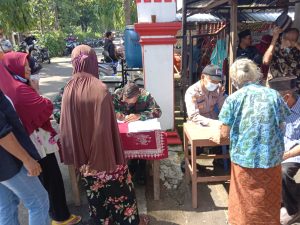 Bantu Kelancaran, Babinsa Koramil 16/Jatiroto Dampingi Vaksinasi Covid-19