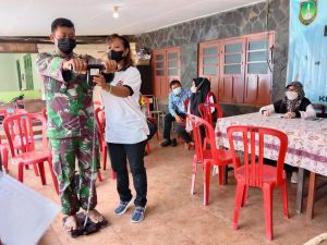 Babinsa Pelopori Warga Untuk Medical Check Up Guna Mengetahui Kesehatan Serta Penularan Penyakit