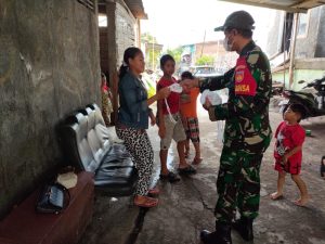Dengan Penuh Semangat, Serda Eko Berikan Himbauan Prokes Dan Bagikan Masker Di Wilayah Binaan