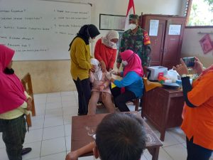 Babinsa Sambi Dukung Tim Bias Puskesmas Sambi