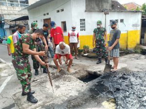 Karya Bakti TNI Satkowil, Koramil 01/Laweyan Normalisasi Saluran Air