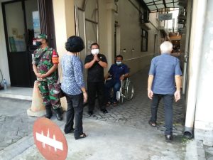 Babinsa Jayengan Selipkan Prokes Dalam Amankan Ibadah Minggu Pagi