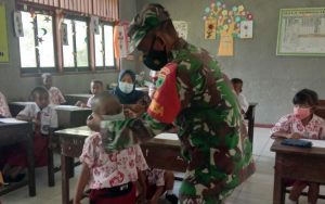 Babinsa Warmare Kodim 1801/Manokwari Pantau Prokes di Sekolah Wilayah Binaannya