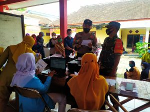 Bantu Kelancaran Kegiatan, Babinsa Koramil 07/Tirtomoyo Dampingi Pelaksanaan Vaksinasi Covid-19