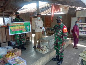 Koramil 04/Nguntoronadi Patroli Protkes Sambil Bagikan Masker Kepada Warga