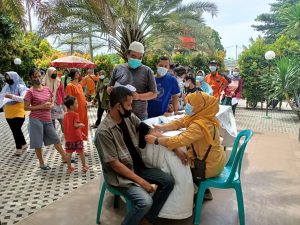 Kolaborasi Koramil 06/Cakung Dengan RW. 04 Ujung Menteng Tingkatkan Pencapaian Target Kekebalan Komunal