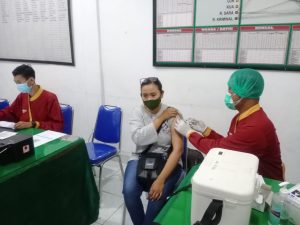 Hujan Deras Tak jadi Halangan Koramil 03 Serengan Laksanakan Serbuan Vaksinasi Diwilayahnya