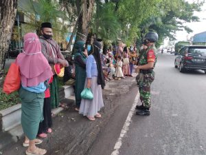 Tanpa Ragu, Sertu Ahmad Suhartono Ingatkan Warga Patuhi Prokes