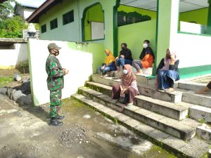 Dengan Komsos, Babinsa Ajak Warga Selalu Terapkan Protkes