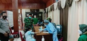Babinsa Kelurahan Gandekan Pantau Pelaksanaan Vaksinasi Di Wilayahnya