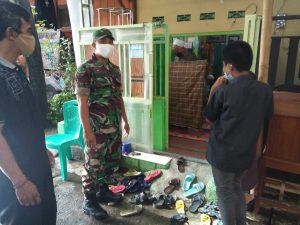 Babinsa Jayengan Takziah di Wilayah Binaanya Sambil Cek Prokes