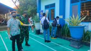 Tekan Angka COVID-19 Babinsa Kratonan Cek PTM di SMK Kristen 1 Surakarta