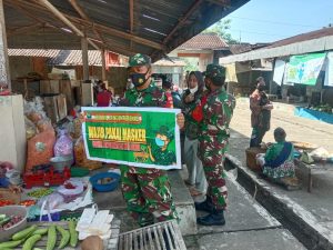 Patroli Protkes, Babinsa Koramil 04/Nguntoronadi Ajak Warga Disiplin Memakai Masker